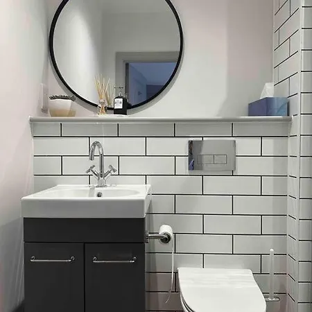 Haus Of Sulis, City Centre Apartment With Lift Access Bath Exterior photo