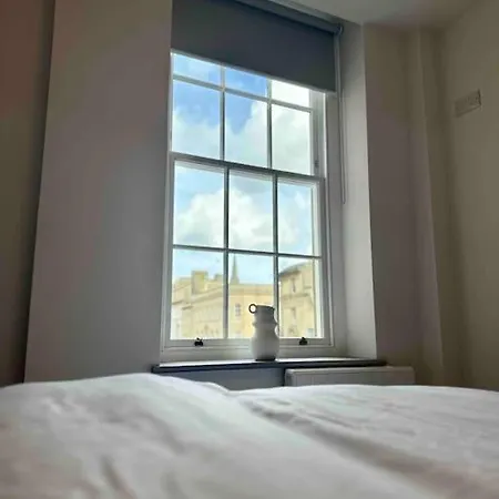 Haus Of Sulis, City Centre Apartment With Lift Access Bath Exterior photo